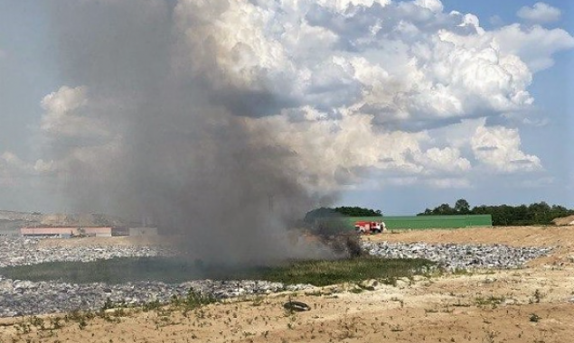 В селе Подгорцы под Киевом произошел пожар на мусорном полигоне №5 (фото)