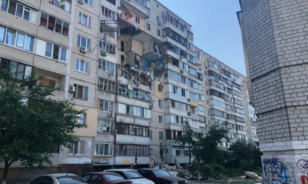 На Позняках в Киеве прогремел мощный взрыв в жилом доме (фото, видео)