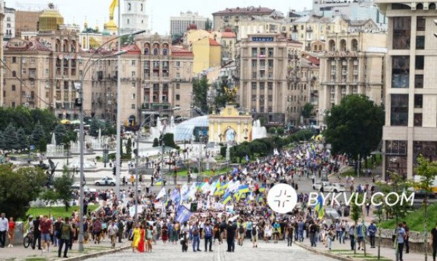 Участники митинга в поддержку Порошенко принесли шины под Офис президента Зеленского (фото, видео)
