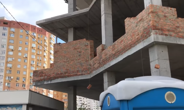 От столичных властей требуют демонтировать пристройку в Дарницком районе столицы (видео)
