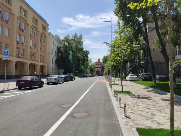 Столичные коммунальщики обустроили велосипедную полосу на улице Золотоворотской (фото)