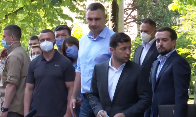 Взрыв в жилом доме на Позняках: Зеленский передал семьям погибших сертификаты на новые квартиры (видео)