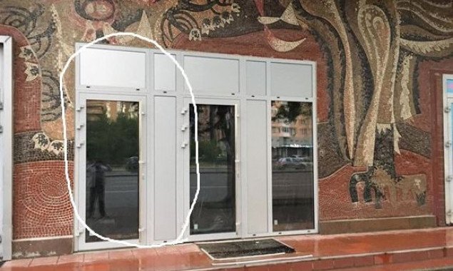 На стене дома по бульвару Леси Украинки, 28 в Киеве арендаторы уничтожили часть монументального мозаичного панно