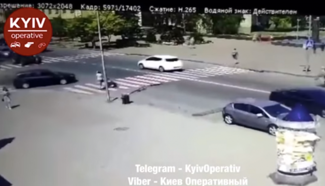 В Вишневом водитель сбил женщину с ребенком на пешеходном переходе (видео)
