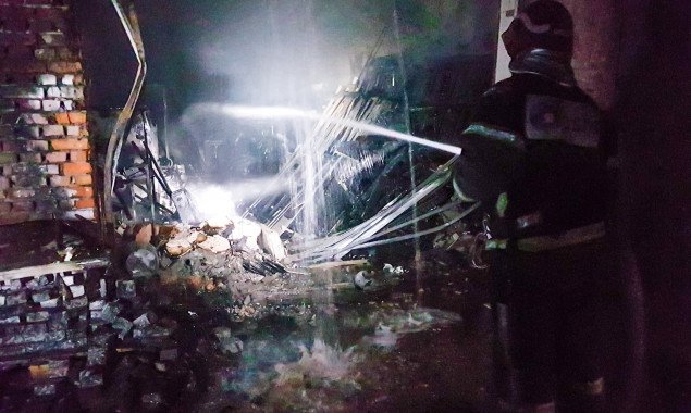 В гаражном кооперативе в Соломенском районе Киева произошел взрыв с последующим пожаром (фото)