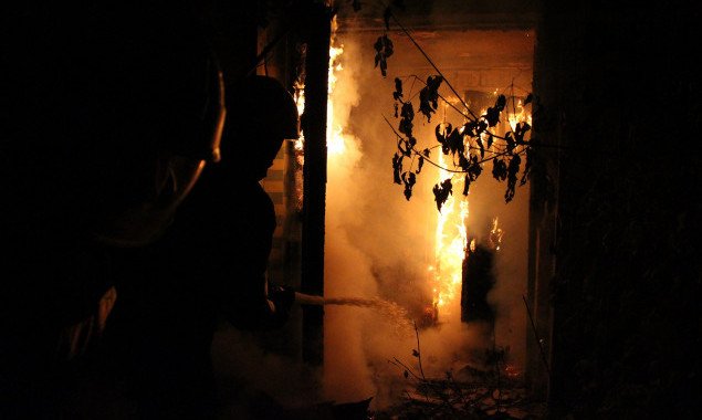 На столичном Печерске ночью полностью выгорело одноэтажное заброшенное здание