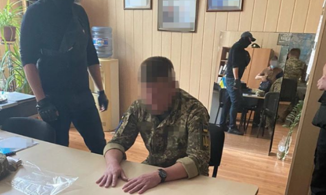 Замначальника Киевского военного лицея имени Ивана Богуна попался на взятке в 5 тысяч долларов (фото, видео)