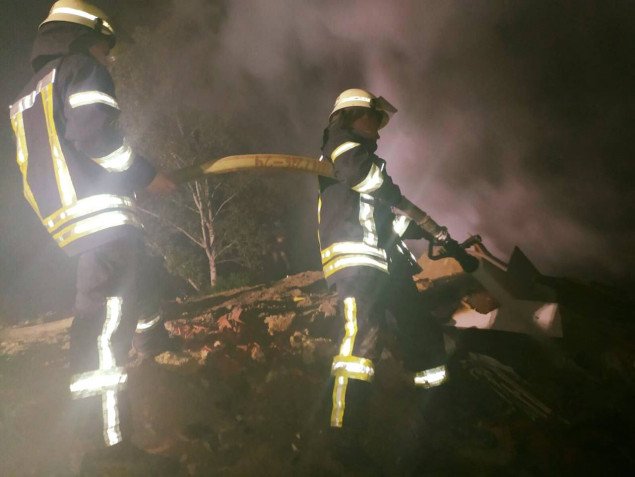 Ночью столичные спасатели потушили масштабный пожар на свалке в Дарницком районе
