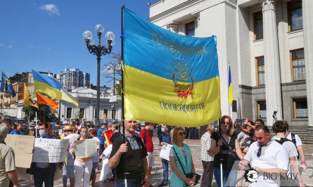 Под Верховной Радой проходит митинг в защиту украинского языка (фото, видео)