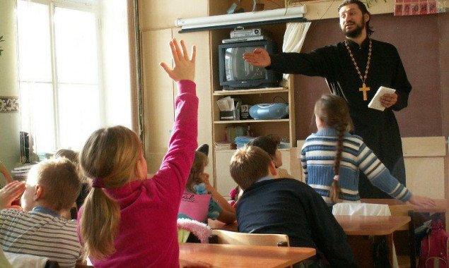 В школах Броваров при согласии родителей хотят читать детям курс “Христианская этика в украинской культуре”