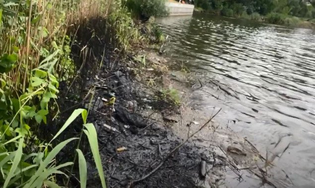 В озеро Луговое на столичной Оболони продолжается сброс опасных отходов (видео)