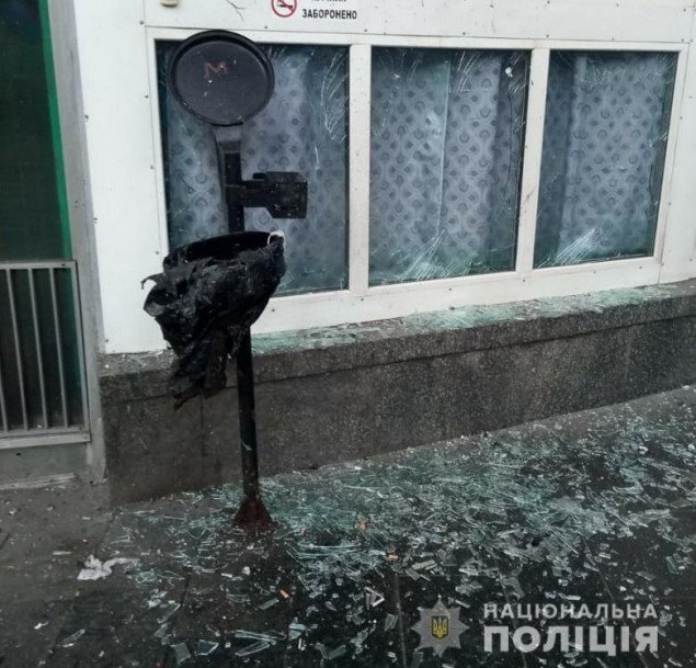 В результате взрыва неизвестного предмета у метро “Шулявская” пострадали 4 человека