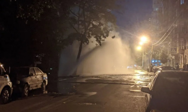 На столичном Подоле ночью из-за аварии на теплосети забил 10-метровый фонтан (видео)