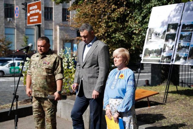 Кличко почтил память украинских защитников, погибших на востоке страны (фото)
