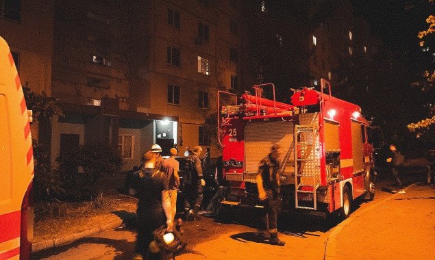 С пожара в 9-этажке на столичной Оболони эвакуировали четырех человек