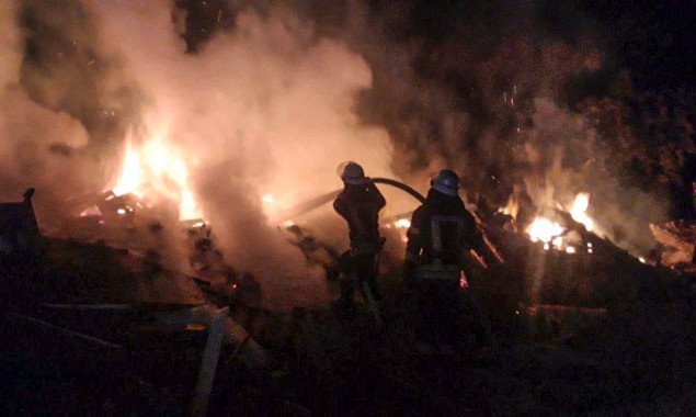 За сутки в Киеве спасатели выезжали на ликвидацию возгорания мусора и бытовых отходов более 10 раз