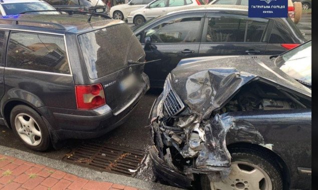 В Голосеевском районе столицы водитель с признаками наркотического опьянения разбил пять автомобилей (фото)