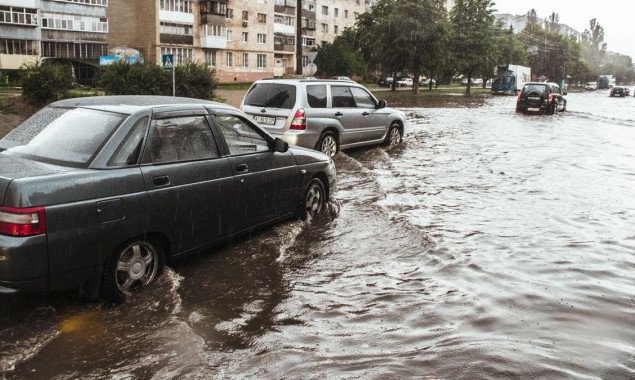 Сильный ливень затопил улицы Киева и пригородов (видео)