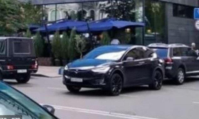 Во дворе столичной многоэтажки сгорела Tesla экс-главы Офиса президента Андрея Богдана - СМИ (видео)