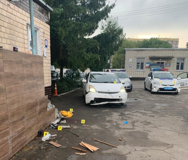 На территории воинской части в Киеве пьяный водитель сбил трех курсанток