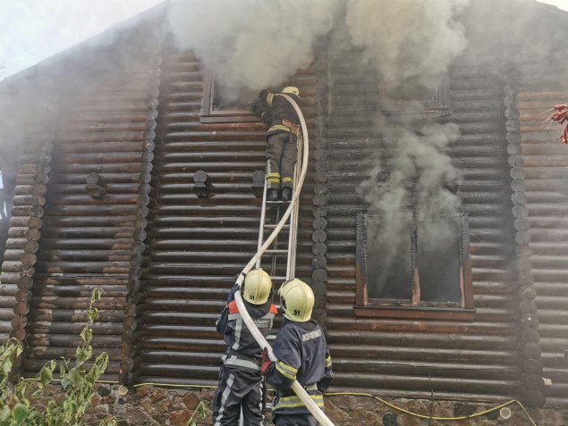 В Боярке спасатели ликвидировали масштабный пожар в 2-этажном жилом частном доме (фото)