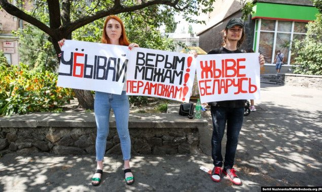 Выборы президента Беларуси: очередь у посольства в Киеве, акции протеста и их разгон силовиками (фото, видео)