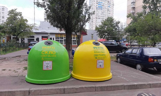 Для раздельного сбора мусора в Киеве с начала года установили 500 контейнеров-“колокольчиков”