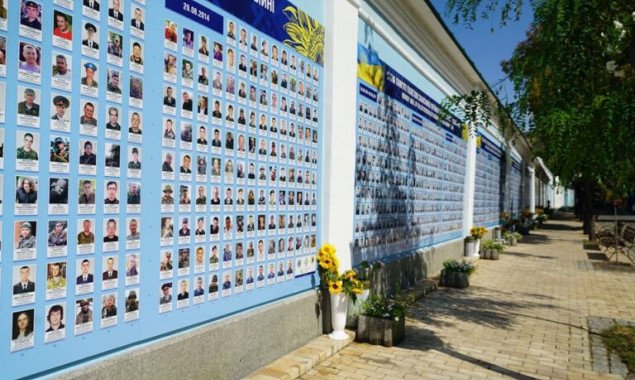 В центре Киева открыли обновленную стену памяти (фото)