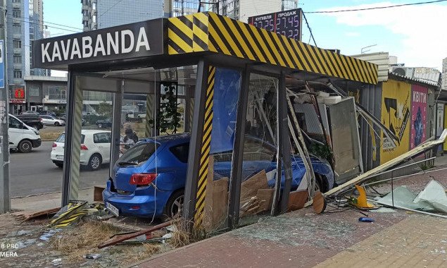 В Дарницком районе Киева Mazda влетела в кафе на остановке общественного транспорта (фото, видео)