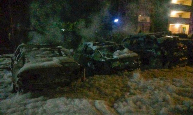 За ночь в Киеве сгорели четыре автомобиля (фото)