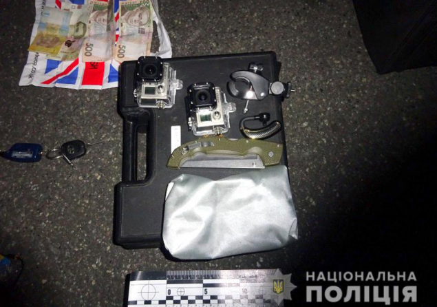 В Соломенском районе столицы полицейские задержали двух “сканеристив” за кражи из автомобилей