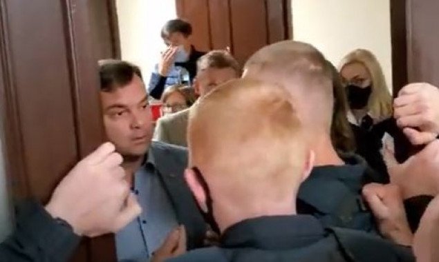 На входе в зал заседаний Киевсовета депутат Ярослав Горбунов поконфликтовал с нацгвардейцами (видео)