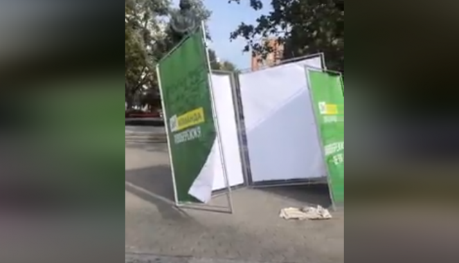 В Днепровском и Дарницком районах Киева оппоненты сносят агитпалатки “Слуги народа” (видео)