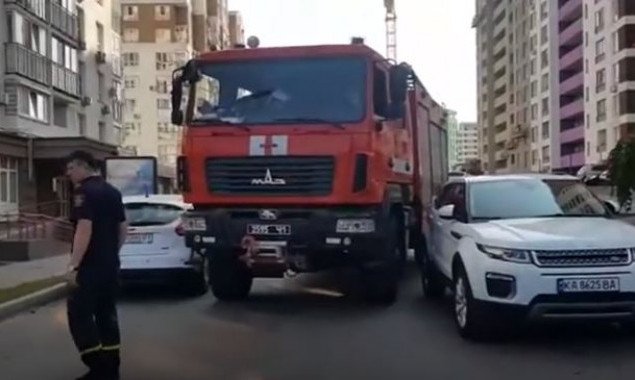 Спасатели Киевщины призывают автовладельцев не блокировать проезды для пожарной техники (видео)