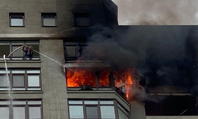 При пожаре в многоэтажке около посольства США в Киеве погиб мужчина (видео)