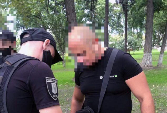 В Мариинском парке мужчина угрожал съемочной группе ножом (фото)