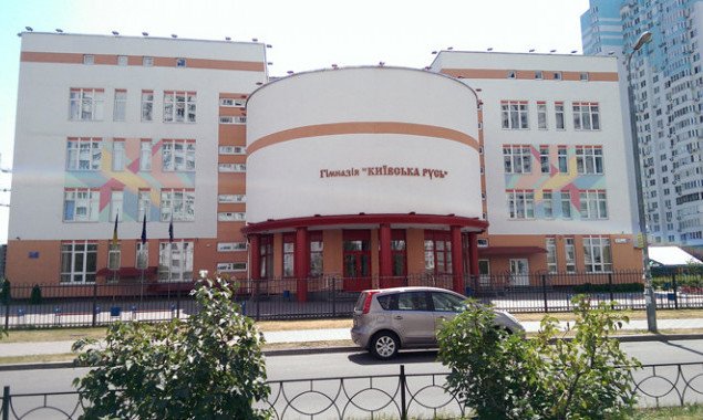Главу Дарницкой РГА просят обеспечить охрану школы №332 и гимназии “Киевская Русь”