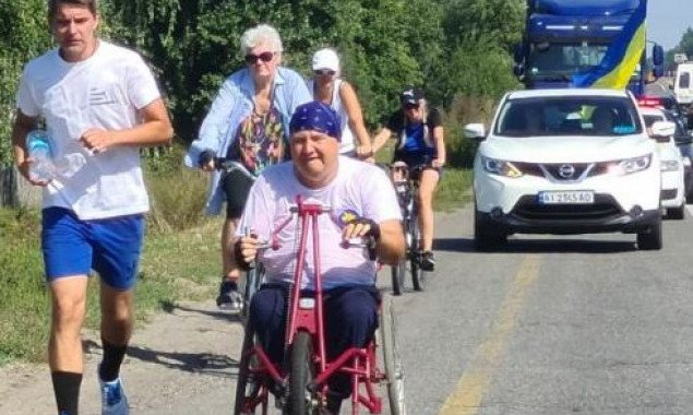 Депутат облсовета Олег Иваненко на коляске преодолел марафонную дистанцию в 42 км на Киевщине (фото)