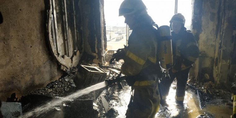 Столичные спасатели ликвидировали пожар в многоэтажном доме на Закревского (фото, видео)