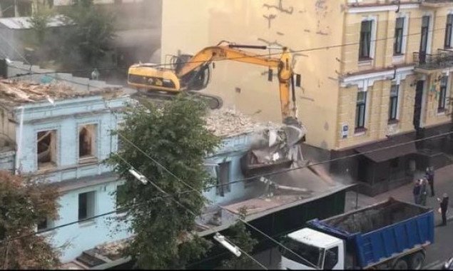 Историческое здание в центре Киева разрушает бульдозер (фото, видео)