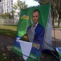 На Оболони неизвестные избивают агитаторов и массово портят палатки кандидата в Киевсовет от “Слуги народа” по Оболони Евгения Кузьменко