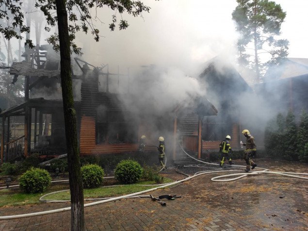 В Обуховском районе сгорел частный дом (фото)