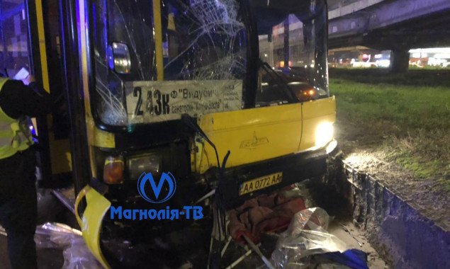 На Выдубичах в Киеве автобус снес торговую палатку, есть пострадавшие (видео)