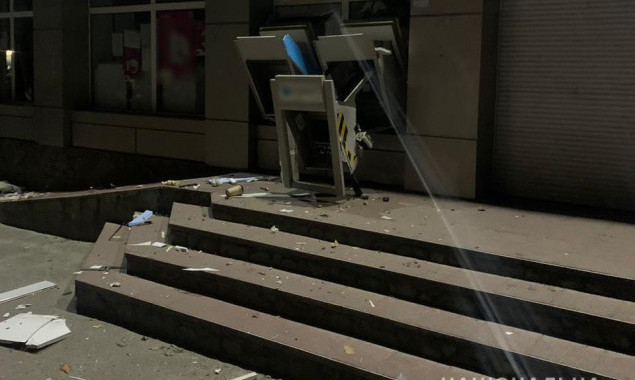 В Фастовском районе Киевщины неизвестные взорвали банкомат и похитили кассеты с деньгами