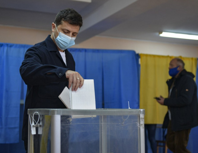 Президент вместе с супругой проголосовали на местных выборах в Киеве (фото)