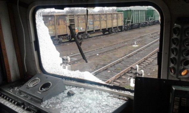 Из-за брошенного на Киевщине неизвестным в локомотив камня пострадал помощник машиниста
