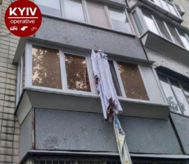 В Голосеевском районе столицы мужчина разбился насмерть при попытке спуститься по простыням с пятого этажа