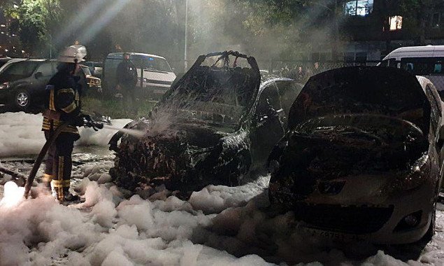На автостоянке в Днепровском районе Киева от пожара пострадали 3 автомобиля