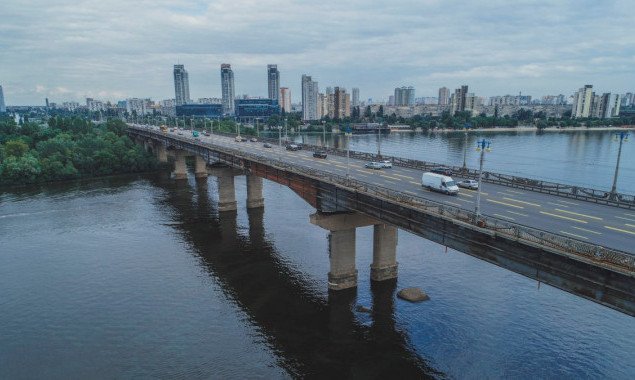 До понедельника, 12 октября, в Киеве будут ограничивать движение на съездах с моста Патона на Днепровскую Набережную (схема)