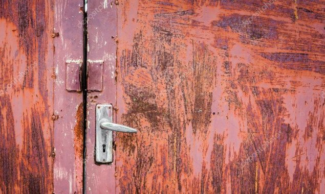 Коммунальщики с прошлого года не могут заменить двери в подвал дома на столичной Оболони